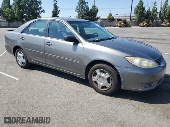 2005 Toyota Camry STD z VIN 4T1BE32K75U621063, wystawiony jako Copart lot #84640255 z przebiegiem 193 738 mil mil oraz Szkoda całkowita • Salvage title. Historia ofert i sprzedaży dostępna na DreamBid. Obrazek 4.