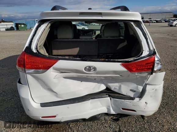 2014 Toyota Sienna XLE z VIN 5TDYK3DC0ES454692, wystawiony jako Copart lot #84995675 z przebiegiem 52 669 mil mil oraz Szkoda całkowita • Salvage title. Historia ofert i sprzedaży dostępna na DreamBid. Obrazek 6.
