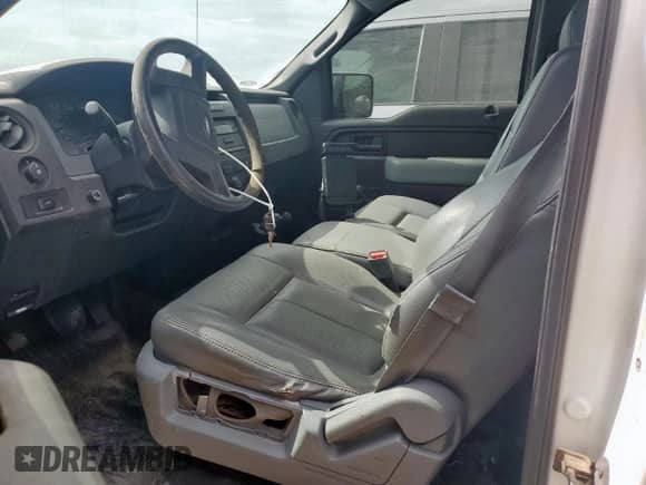 2013 Ford F-150 XL z VIN 1FTMF1CM3DKE58243, wystawiony jako Copart lot #70649635 z przebiegiem 137 074 mil mil oraz Czysty tytuł • Clean title. Historia ofert i sprzedaży dostępna na DreamBid. Obrazek 7.