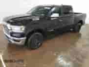 2020 Ram 1500 Laramie z VIN 1C6RREJT0LN238318, wystawiony jako Copart lot #52571805 z przebiegiem Nie podano mil oraz Czysty tytuł • Clean title. Historia ofert i sprzedaży dostępna na DreamBid. Obrazek 1.