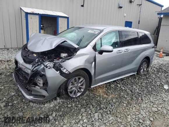 2025 Toyota Sienna LE z VIN 5TDKRKECXSS230139, wystawiony jako Copart lot #85684775 z przebiegiem 23 674 mil mil oraz Nie do naprawy • Non repairable. Historia ofert i sprzedaży dostępna na DreamBid. Obrazek 1.