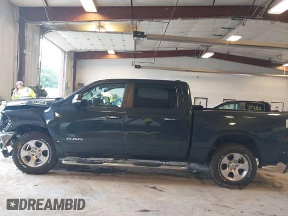 2019 Ram 1500 Big Horn z VIN 1C6RRFFGXKN751754, wystawiony jako IAAI lot #43044316 z przebiegiem 95 206 mil mil oraz . Historia ofert i sprzedaży dostępna na DreamBid. Obrazek 14.