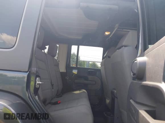 2007 Jeep Wrangler Unlimited Sahara z VIN 1J4GA591X7L117415, wystawiony jako IAAI lot #42509979 z przebiegiem 96 192 mil mil oraz . Historia ofert i sprzedaży dostępna na DreamBid. Obrazek 8.