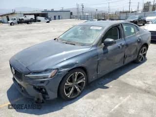 2024 Volvo S60 Plus Dark Theme z VIN 7JRL12FL3RG314416, wystawiony jako Copart lot #58085595 z przebiegiem 22 897 mil mil oraz Szkoda całkowita • Salvage title. Historia ofert i sprzedaży dostępna na DreamBid. Obrazek 1.