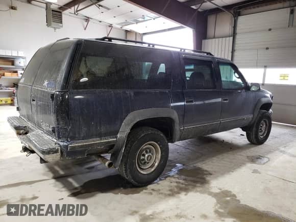 1999 Chevrolet Suburban z VIN 1GNGK26J2XJ333199, wystawiony jako Copart lot #88689555 z przebiegiem 251 752 mil mil oraz Szkoda całkowita • Salvage title. Historia ofert i sprzedaży dostępna na DreamBid. Obrazek 3.