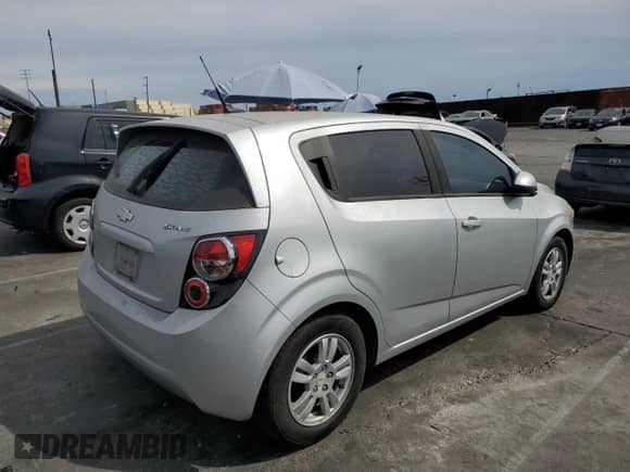 2012 Chevrolet Sonic LS z VIN 1G1JA6SH5C4129199, wystawiony jako Copart lot #81100415 z przebiegiem 113 437 mil mil oraz Czysty tytuł • Clean title. Historia ofert i sprzedaży dostępna na DreamBid. Obrazek 3.