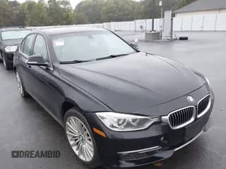 2013 BMW 3 Series 328i xDrive z VIN WBA3B5C50DJ598454, wystawiony jako IAAI lot #43563741 z przebiegiem 140 530 mil mil oraz . Historia ofert i sprzedaży dostępna na DreamBid. Obrazek 1.