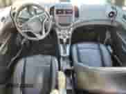 2015 Chevrolet Sonic LTZ с VIN 1G1JE5SB4F4196066, выставлен на аукционе Copart как лот 82400475 с пробегом 141 889 миль миль и Чистый • Clean title. История ставок и продаж доступна на DreamBid. Изображение 8.