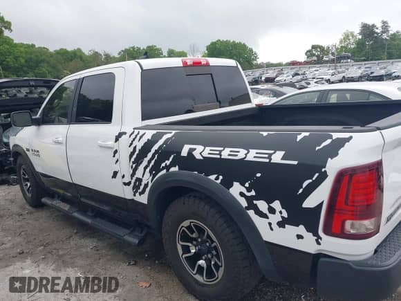 2017 Ram 1500 Rebel z VIN 1C6RR7YT7HS575529, wystawiony jako IAAI lot #42125529 z przebiegiem 110 722 mil mil oraz . Historia ofert i sprzedaży dostępna na DreamBid. Obrazek 14.