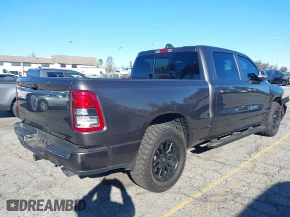 2020 Ram 1500 Big Horn z VIN 1C6SRFMT6LN118624, wystawiony jako IAAI lot #41297156 z przebiegiem 64 607 mil mil oraz . Historia ofert i sprzedaży dostępna na DreamBid. Obrazek 4.