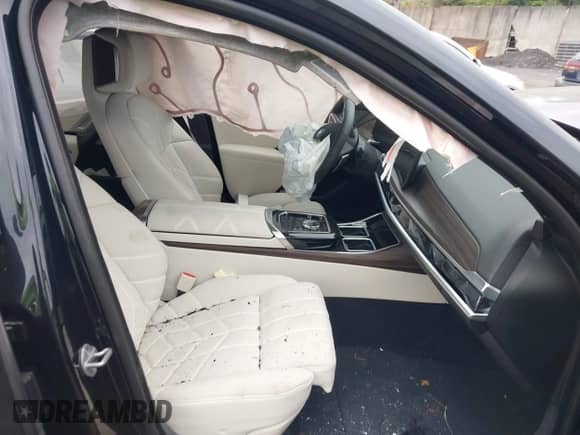 2025 BMW 7 Series with VIN WBA43EH09SCU64980, listed as a IAAI auction lot 43245300 with 6,501 mi miles and . Bid and sale history available at DreamBid. Image 5.