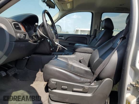 2010 Chevrolet Suburban LT z VIN 1GNUCJE04AR216753, wystawiony jako Copart lot #72060635 z przebiegiem 154 206 mil mil oraz Czysty tytuł • Clean title. Historia ofert i sprzedaży dostępna na DreamBid. Obrazek 7.