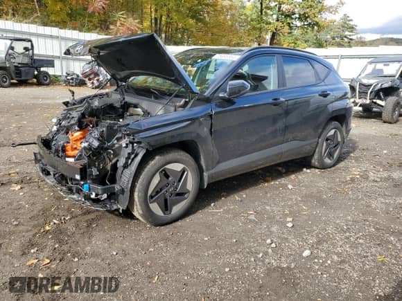 2025 Hyundai Kona SEL z VIN KM8HC3A6XSU018351, wystawiony jako Copart lot #75495384 z przebiegiem 685 mil mil oraz Szkoda całkowita • Salvage title. Historia ofert i sprzedaży dostępna na DreamBid. Obrazek 1.