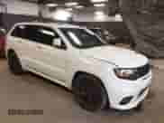 2018 Jeep Grand Cherokee SRT z VIN 1C4RJFDJ1JC270610, wystawiony jako IAAI lot #39955518 z przebiegiem 52 467 mil mil oraz . Historia ofert i sprzedaży dostępna na DreamBid. Obrazek 1.