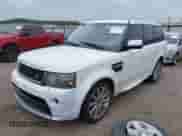 2013 Land Rover Range Rover Sport HSE z VIN SALSF2D42DA767261, wystawiony jako IAAI lot #43098509 z przebiegiem 118 739 mil mil oraz . Historia ofert i sprzedaży dostępna na DreamBid. Obrazek 17.