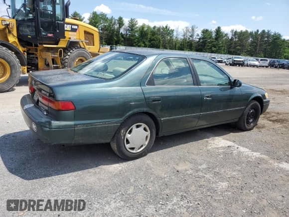 1999 Toyota Camry LE z VIN 4T1BG22K7XU443923, wystawiony jako Copart lot #61206005 z przebiegiem 265 239 mil mil oraz Czysty tytuł • Clean title. Historia ofert i sprzedaży dostępna na DreamBid. Obrazek 3.