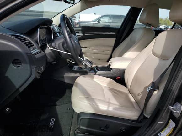 2016 Chrysler 300 Anniversary Edition с VIN 2C3CCAAG2GH135447, выставлен на аукционе Copart как лот 82763605 с пробегом 96 078 миль миль и Чистый • Clean title. История ставок и продаж доступна на DreamBid. Изображение 7.