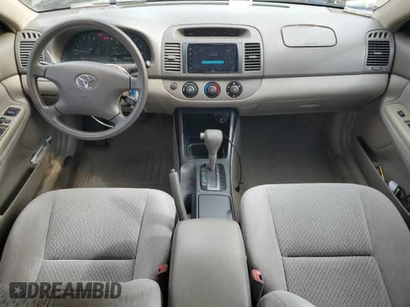 2004 Toyota Camry LE z VIN 4T1BE32K14U806921, wystawiony jako Copart lot #81513565 z przebiegiem 230 835 mil mil oraz Szkoda całkowita • Salvage title. Historia ofert i sprzedaży dostępna na DreamBid. Obrazek 8.