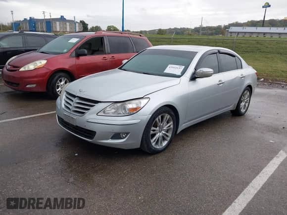 2009 Hyundai Genesis with VIN KMHGC46F39U045234, listed as a IAAI auction lot 43522137 with 249,117 mi miles and . Bid and sale history available at DreamBid. Image 2.