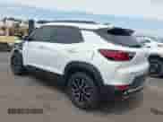 2024 Chevrolet TrailBlazer ACTIV z VIN KL79MVSL8RB184277, wystawiony jako IAAI lot #42356353 z przebiegiem 8 399 mil mil oraz . Historia ofert i sprzedaży dostępna na DreamBid. Obrazek 3.