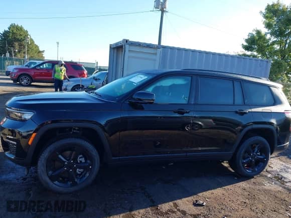 2025 Jeep Grand Cherokee Limited z VIN 1C4RJKBGXS8674655, wystawiony jako IAAI lot #43373003 z przebiegiem 4 275 mil mil oraz . Historia ofert i sprzedaży dostępna na DreamBid. Obrazek 14.