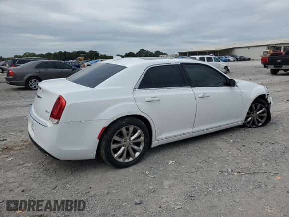 2017 Chrysler 300 Limited z VIN 2C3CCARG1HH585936, wystawiony jako Copart lot #68177345 z przebiegiem 100 627 mil mil oraz Szkoda całkowita • Salvage title. Historia ofert i sprzedaży dostępna na DreamBid. Obrazek 3.