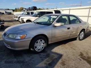 2001 Toyota Camry LE z VIN 4T1BG22K01U058520, wystawiony jako Copart lot #85351165 z przebiegiem 196 747 mil mil oraz Szkoda całkowita • Salvage title. Historia ofert i sprzedaży dostępna na DreamBid. Obrazek 1.