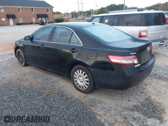 2010 Toyota Camry XLE z VIN 4T1BF3EK9AU509965, wystawiony jako IAAI lot #43388607 z przebiegiem 220 132 mil mil oraz . Historia ofert i sprzedaży dostępna na DreamBid. Obrazek 3.