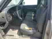 2004 Chevrolet Silverado 1500 Work Truck z VIN 1GCEC14X24Z257785, wystawiony jako Copart lot #54253435 z przebiegiem Nie podano mil oraz Szkoda całkowita • Salvage title. Historia ofert i sprzedaży dostępna na DreamBid. Obrazek 7.