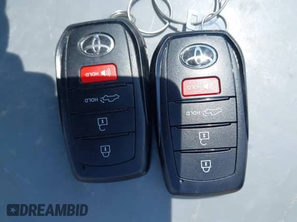 2025 Toyota Tundra SR5 z VIN 5TFLA5DB8SX265813, wystawiony jako IAAI lot #42659945 z przebiegiem 6 241 mil mil oraz . Historia ofert i sprzedaży dostępna na DreamBid. Obrazek 11.