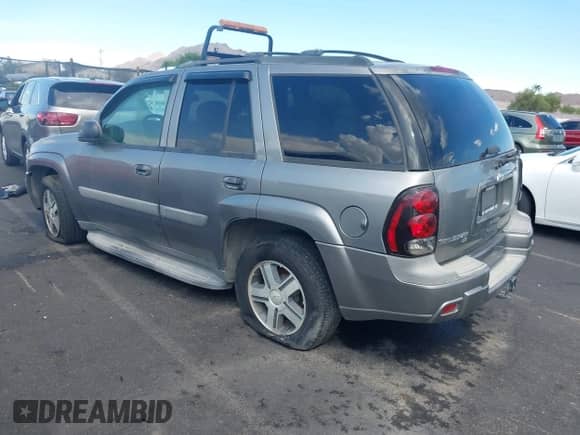 2005 Chevrolet TrailBlazer LT z VIN 1GNDT13S152111963, wystawiony jako IAAI lot #43309109 z przebiegiem 250 156 mil mil oraz . Historia ofert i sprzedaży dostępna na DreamBid. Obrazek 3.