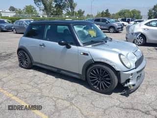 2004 MINI Hardtop S z VIN WMWRE33484TD88754, wystawiony jako IAAI lot #42490245 z przebiegiem 85 680 mil mil oraz . Historia ofert i sprzedaży dostępna na DreamBid. Obrazek 1.