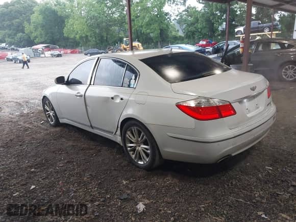 2010 Hyundai Genesis z VIN KMHGC4DF9AU109669, wystawiony jako IAAI lot #42299660 z przebiegiem 145 912 mil mil oraz . Historia ofert i sprzedaży dostępna na DreamBid. Obrazek 3.