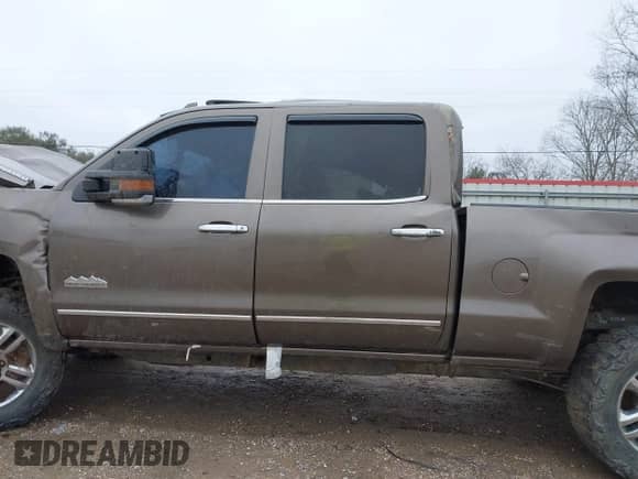 2015 Chevrolet Silverado 2500HD High Country z VIN 1GC1KXE81FF587689, wystawiony jako IAAI lot #41599038 z przebiegiem Nie podano mil oraz . Historia ofert i sprzedaży dostępna na DreamBid. Obrazek 15.