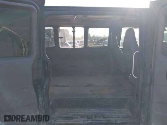 2009 Chevrolet Express Passenger z VIN 1GAHG39K391173452, wystawiony jako IAAI lot #43307682 z przebiegiem 273 170 mil mil oraz . Historia ofert i sprzedaży dostępna na DreamBid. Obrazek 8.