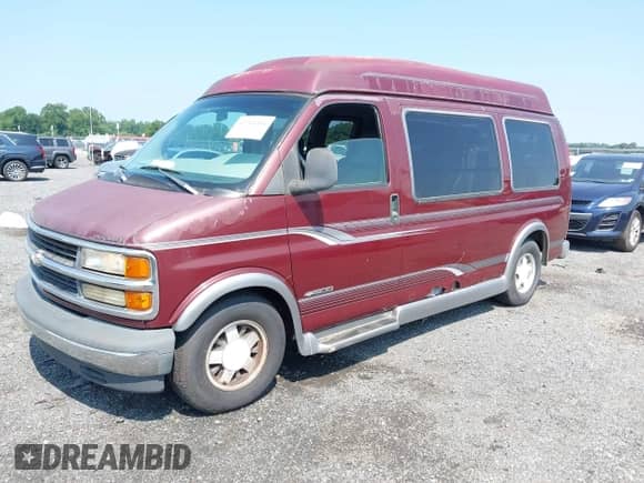 1998 Chevrolet Express Cargo YF7 z VIN 1GBFG15R6W1072718, wystawiony jako IAAI lot #42764341 z przebiegiem 168 165 mil mil oraz . Historia ofert i sprzedaży dostępna na DreamBid. Obrazek 2.