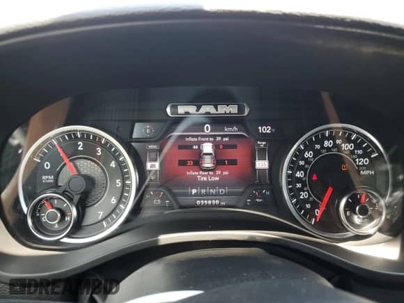 2024 Ram 1500 Laramie z VIN 1C6RREJT3RN205371, wystawiony jako Copart lot #63596605 z przebiegiem 35 830 mil mil oraz Czysty tytuł • Clean title. Historia ofert i sprzedaży dostępna na DreamBid. Obrazek 9.