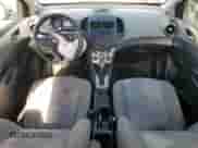 2013 Chevrolet Sonic LS z VIN 1G1JA6SG0D4245581, wystawiony jako Copart lot #85122305 z przebiegiem 68 283 mil mil oraz Szkoda całkowita • Salvage title. Historia ofert i sprzedaży dostępna na DreamBid. Obrazek 8.
