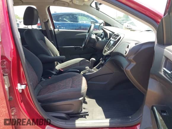 2018 Chevrolet Sonic LT z VIN 1G1JD5SH0J4102992, wystawiony jako IAAI lot #42573402 z przebiegiem 119 384 mil mil oraz . Historia ofert i sprzedaży dostępna na DreamBid. Obrazek 5.