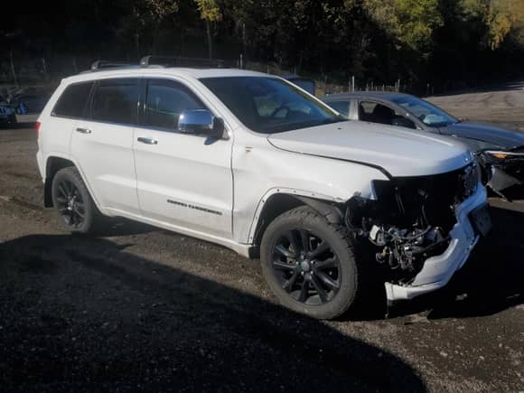 2017 Jeep Grand Cherokee Overland with VIN 1C4RJFCGXHC600180, listed as a Copart auction lot 86641435 with 154,010 mi miles and Salvage title. Bid and sale history available at DreamBid. Image 4.