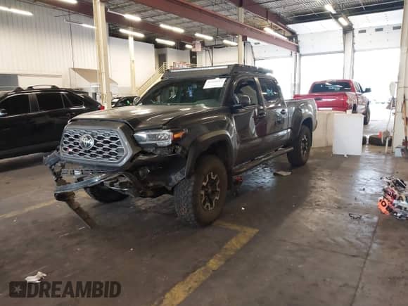 2023 Toyota Tacoma SR5 z VIN 3TMDZ5BN0PM147102, wystawiony jako IAAI lot #43200341 z przebiegiem Nie podano mil oraz . Historia ofert i sprzedaży dostępna na DreamBid. Obrazek 18.