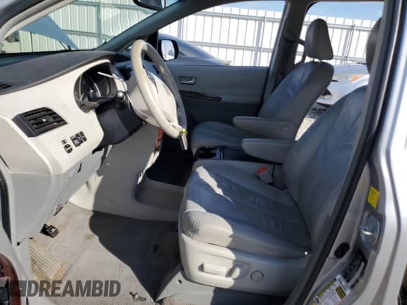 2011 Toyota Sienna XLE z VIN 5TDDK3DC7BS012731, wystawiony jako Copart lot #81952235 z przebiegiem 170 630 mil mil oraz Czysty tytuł • Clean title. Historia ofert i sprzedaży dostępna na DreamBid. Obrazek 7.