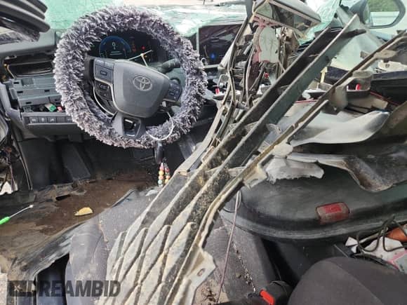 2025 Toyota Camry LE z VIN 4T1DAACK0SU598941, wystawiony jako Copart lot #85748905 z przebiegiem 20 722 mil mil oraz Czysty tytuł • Clean title. Historia ofert i sprzedaży dostępna na DreamBid. Obrazek 8.