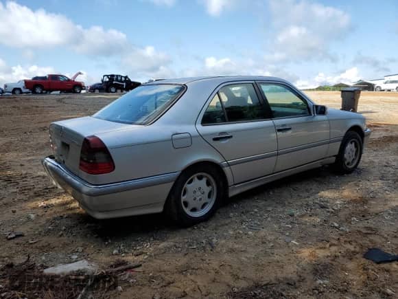 1999 Mercedes-Benz C 230/260/280/320 z VIN WDBHA24G4XA749633, wystawiony jako Copart lot #56560105 z przebiegiem 221 306 mil mil oraz Szkoda całkowita • Salvage title. Historia ofert i sprzedaży dostępna na DreamBid. Obrazek 3.
