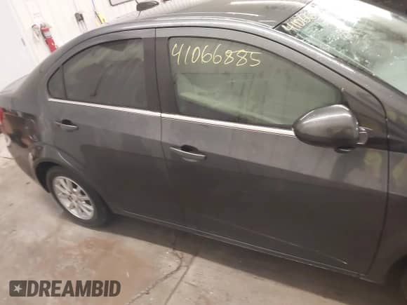 2018 Chevrolet Sonic LT с VIN 1G1JD5SHXJ4139225, выставлен на аукционе IAAI как лот 41066885 с пробегом 83 701 миль миль и . История ставок и продаж доступна на DreamBid. Изображение 13.