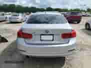 2018 BMW 3 Series 320i xDrive z VIN WBA8A3C56JA491885, wystawiony jako Copart lot #58156455 z przebiegiem 63 667 mil mil oraz Szkoda całkowita • Salvage title. Historia ofert i sprzedaży dostępna na DreamBid. Obrazek 6.