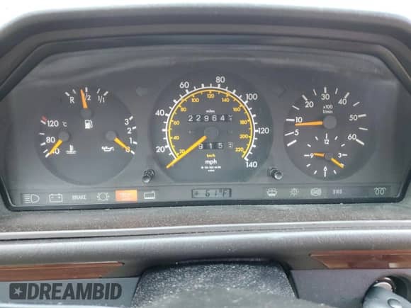 1991 Mercedes-Benz 300 z VIN WDBEB28D1MB384771, wystawiony jako Copart lot #58831195 z przebiegiem 229 641 mil mil oraz Szkoda całkowita • Salvage title. Historia ofert i sprzedaży dostępna na DreamBid. Obrazek 9.