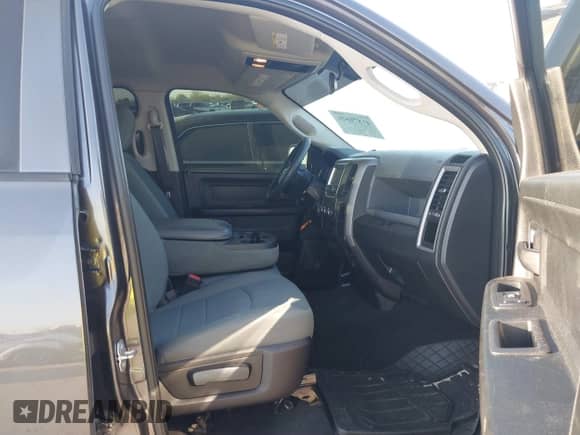 2018 Ram 1500 Express z VIN 1C6RR7FT5JS198871, wystawiony jako IAAI lot #41876526 z przebiegiem 110 805 mil mil oraz . Historia ofert i sprzedaży dostępna na DreamBid. Obrazek 5.