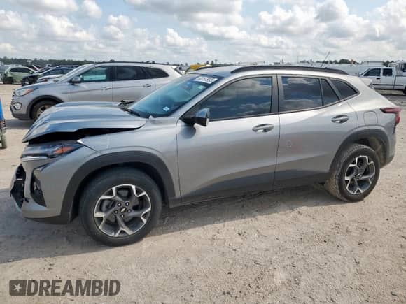 2024 Chevrolet Trax LT z VIN KL77LHE2XRC070323, wystawiony jako Copart lot #68197995 z przebiegiem 50 668 mil mil oraz Szkoda całkowita • Salvage title. Historia ofert i sprzedaży dostępna na DreamBid. Obrazek 1.