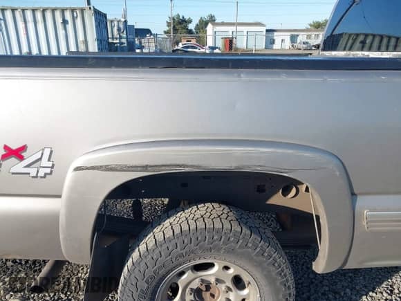 1999 Chevrolet Silverado 2500 LS z VIN 1GCGK29U8XZ172602, wystawiony jako IAAI lot #41745691 z przebiegiem 214 885 mil mil oraz . Historia ofert i sprzedaży dostępna na DreamBid. Obrazek 6.